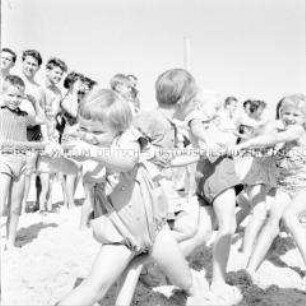 Tauziehen beim Kinderfest am Strand von Zingst