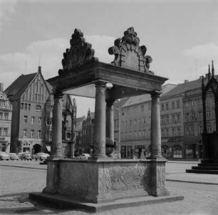 Wittenberg. Marktplatz mit Bürgerhäusern, Denkmäler Martin Luthers (Entwurf von Schadow) und Philipp Melanchthons (von Drake) und Marktbrunnen