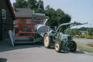 Fotografie: Erntetechnik, Mähdrescher gezogen, Frontlader
