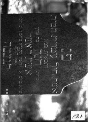 Grabstein 108 (Index: 100101348) Material: Granit Zustand: gut Maße HxBxT: 134x46x14 cm Beschreibung: Stele, Sockel, Konvexbogenabschluß: Grabstein 108A