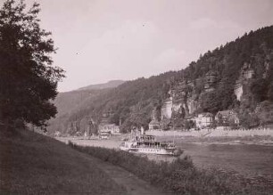 Hrensko, Elbsandsteingebirge. Blick oberhalb von Schöna auf das Elbtal und die Elbe mit dem Dampfer Schmilka