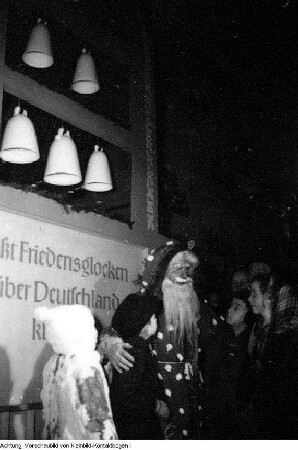 Dresden-Neustadt. Kurt-Fischer Platz (Olbrichtplatz), Nordhalle, Weihnachtsmesse. Glockenspiel (Meißner Porzellan)