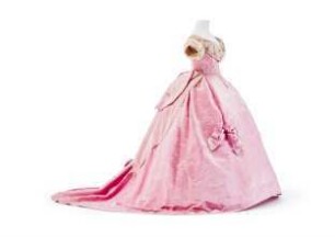 Dreiteiliges Ballkleid aus rosafarbenem Moiré