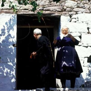 Lesbos, Stypsi. Alte Leute vor der Haustür