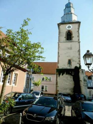 Stadtkirche-Kirchturm von Süden (Untergeschoß 14 Jh auf Romanischem Vorgänger - Obergeschoß Spätgotisch-Glockengeschoß im 18 Jh überarbeitet)-Langhaus 1722 neu erbaut und 1964 endgültig abgebrochen