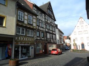 Stadtbild - Hauptstraße mit Fachwerkhäusern im Westen sowie Ehemannschem Haus (erbaut 1588) im Norden über Giebelseite