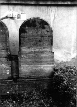 Grabstein 530 (Index: 100088641) Material: Kalkstein Besonderheit: kulturhistorisch wertvoll / künstl.-formale und hist.-wiss. Gründe (Gedenkinschrift, Schoah-Opfer): Grabstein 530