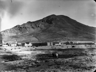 Salinas de Garcí Mendoza : Blick auf Salinas de Garcí Mendoza mit dem Cerro de Cancha im Hintergrund. Dort befinden sich Temporalfelder bis zum Gipfel.