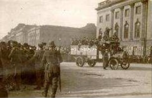 Wagen mit Revolutionären vor der Berliner Universität