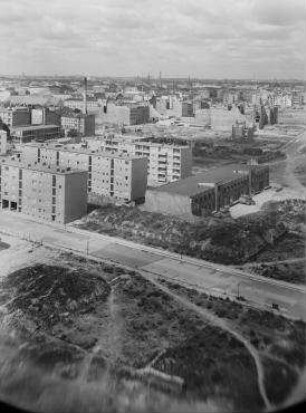 240° Panorama, Bild 4 von 9. Blick entlang der Lobeckstraße vom Landwehrkanal über die Freifläche Ritterstraße Richtung Otto-Suhr-Siedlung. Berlin-Kreuzberg, Wassertorstraße