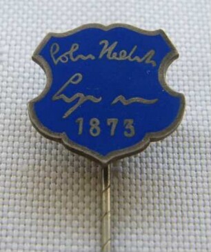 Mitgliedsabzeichen Dresdner Gabelsberger Stenographen-Verein (mit langer Nadel) : Sammlung Beinhorn. Mitgliedsabzeichen Dresdner Gabelsberger Stenographen-Verein (blaues Schild mit Aufschrift "Dresdner Gabelsberger Stenographen Verein 1873", mit langer Nadel). Email, Metall; Maße (ohne Nadel) 19 x 18 mm (um 1900). Dresden: SLUB R c 0258