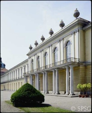 Berlin, Schloss Charlottenburg, Neuer Flügel, Stadtseite, Blick seitlich auf Mittelrisalit mit einem Buchsbaumkegel.