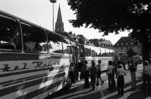 Freiburg: Schulkinder besteigen Omnibus auf dem Karlsplatz