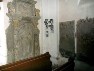 Langhaus Innen-Epitaph (Truchsessen von Wetzhausen) im Südosten in sehr gehaltvoller Arbeit-Renaissance sowie Grabsteine im Süden 1-2 (Hochrelief Spätgotisch)