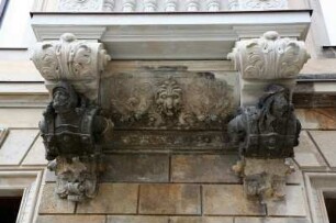 Erkerkonsole mit groteskem Gaffkopf und männlichen Konsolfiguren (Büsten) : Erkerkonsole mit groteskem Gaffkopf und männlichen Konsolfiguren (Büsten). Sandstein. Dresden-Altstadt, Residenzschloss