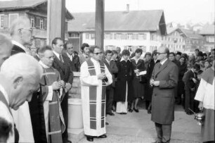 Langenegg, Vorarlberg: Feier vor der Kirche und Kranzniederlegung