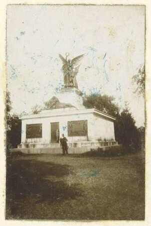 Bayern-Denkmal bei Wörth, Sockel mit Namenstafeln gefallener Soldaten und oben Figurengruppe: Löwe, ein Engel mit Lorbeerkranz an den sterbender Soldat lehnt