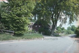 Schulstraße 27: traufständige Fachwerkkate mit Reetdach: Giebelseite