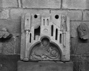 Figürlich gestaltete Chorschranke mit Scheinarchitektur