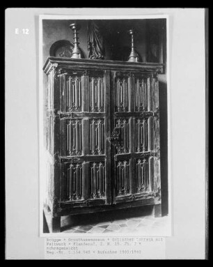 Gotischer Schrank mit Faltwerk