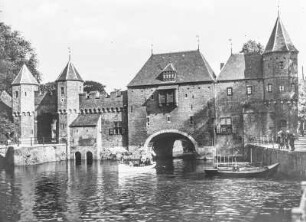 Koppelpoort Stadttore : Die Koppelpoort Stadttore, kombinierte Land-Wassertore in der mittelalterlichen Stadtmauer von Amersfoort