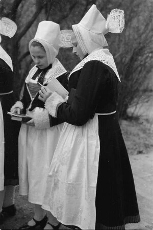 Konfirmandinnen in Schleifer Tracht. : Konfirmandki w Slepjanskej drasće.