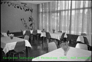 Unbesetzte Tische im Speisesaal der Kantine (KANT)