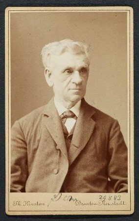 Porträt Friedrich Wagner : Foto-/Bildersammlung Stenografische Sammlung. Porträt Friedrich Wagner. Photographie. Carte de visite (1883; T. Kirsten). Dresden: SLUB P a 0579