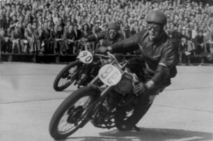 Motorradrennen. Das erste Rennen nach dem Krieg