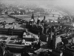 Szene aus einem Film mit Flugaufnahmen: Altstadt mit Postplatz, Sophienkirche, Zwinger