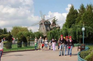 Paris - Disneyland : Historische Windmühlen im Park Disneyland Paris, 2006