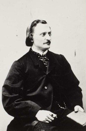 Porträt Gustav Scharfe (1835-1892; Sänger). Albuminabzug auf Karton (Carte-de-visite mit Atelieraufdruck und Widmung verso)