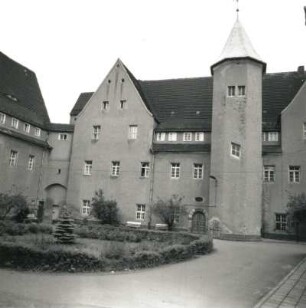 Frohburg-Wolftitz. Schloss. 16. Jh. beg., 1625 Umbau. Südliche Hofseite, Eingangsseite