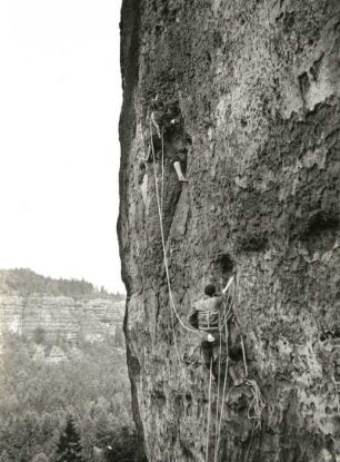 Sächsische Schweiz. Schmilkaer Felsrevier, Rauschenstein. Seilschaft Karlheinz Gonda, G. Junghans und G. Walpert bei der Erstbegehung (des Günther-Sturm-Gedächtnisweges, SW-Kante) der Gonda-Kante (VIIIa). 4.7.1948