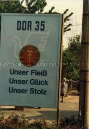 Slogan zum 35. Jahrestag der DDR