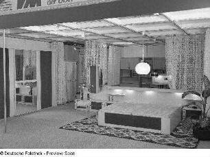 Ausstellungskoje mit Schlafzimmermöbeln (1981; VEB Möbelkombinat Zeulenroda-Triebes (ZEUTRIE))