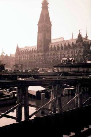 Hamburg: Überdeckte Baugrube in der Alsterecke, mit Rathaus