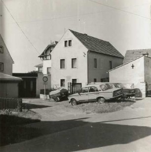Dresden-Söbrigen, Hockeyweg 2. Wohnhaus mit Wirtschaftsgebäuden (1801/1900). Straßenansicht mit Anbau und Zufahrt der Nr. 9