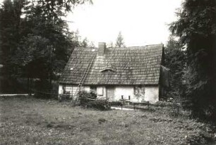 Zinnwald-Georgenfeld. Schindelgedecktes Bergmannshaus, Goetheweg 15. Gartenseite