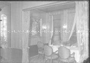 Salonnische mit gedecktem Tisch an Bord des Hochseepassagierdampfers "Bremen"