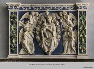 Altarbild mit Madonna und Kind mit anbetenden Engeln