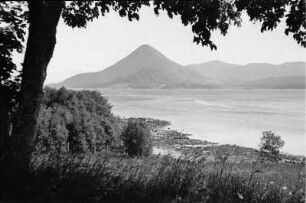 Fjord : Markanter Berg am Rand eines Fjords.