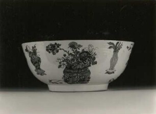 Große Kumme (China, 1723/1735, Regierungsperiode Yongzheng; Porzellan, Aufglasurmalerei; Höhe 16,5 cm, Durchmesser 40 cm; Staatliche Kunstsammlungen Dresden (SKD)