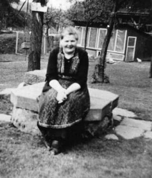 Triebischtal-Roitzschen. Neidmühle, Frau vor der Mühle, Repro