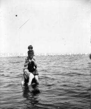 Seebad Heringsdorf, Familie im Meer