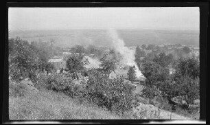 "Romagne-Lager" bei Verdun (=Romagne-sous-les-Côtes, Dep. Meuse, Frankreich): Lager mit Rauchfahne (Blick von oben) ("Blick auf Lager und Ebene")