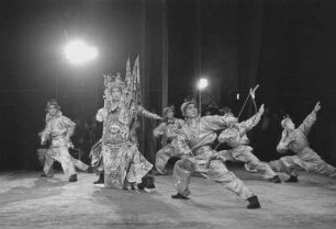 Szenenbilder aus der "Peking-Oper" , Komische Oper Berlin, 1956 : Gastspiel mit Tänzen, Instrumentalmusik, Arien und Volksliedern