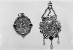 2 goldenen Medaillen mit dem Bildnis der Kurfürstin Hedwig und Magdalene Sibylla als Anhänger gefaßt