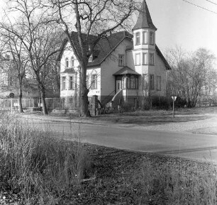 Hoppegarten-Dahlwitz-Hoppegarten, Lindenallee 48/50. Landhaus (1905; E. Wurl). Eckansicht mit Einfriedung (von der Lindenallee)
