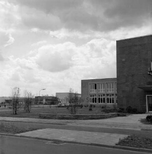 Gewerbegebiet Reinbek/Glinde/Schönningstedt: vorn rechts und hinten Gewerbebauten nach Fertigstellung: dazwischen Grünanlagen: hinten links Gewerbegebäude im Rohbau mit Gerüst